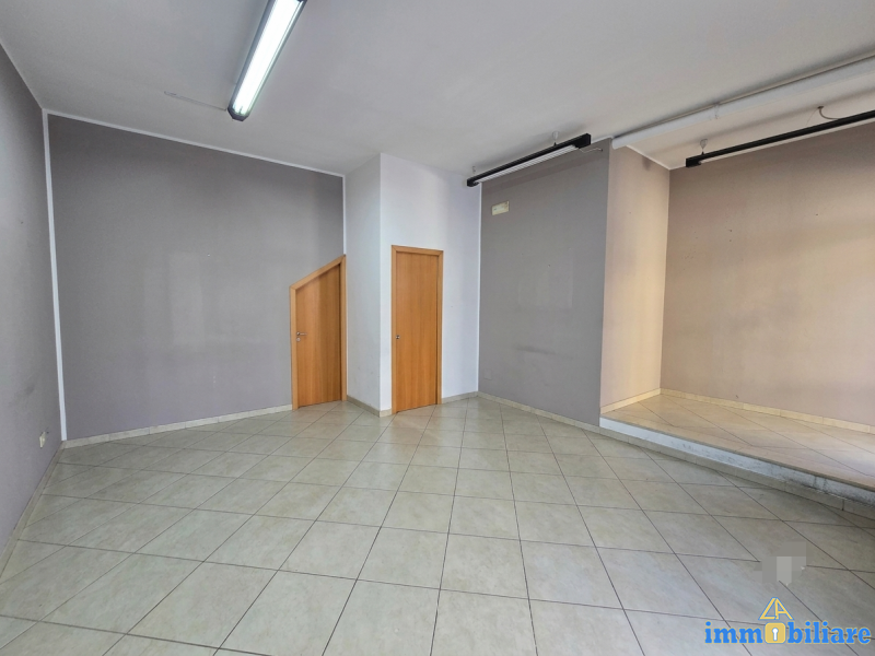Locale commerciale angolare